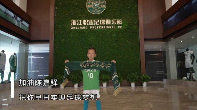 穆里尼奥还谈到了罗马青训球员的一大特点：“在这里有一种不同的情况，这些首秀的青年队球员们，几乎所有人都是罗马球迷和罗马本地人。